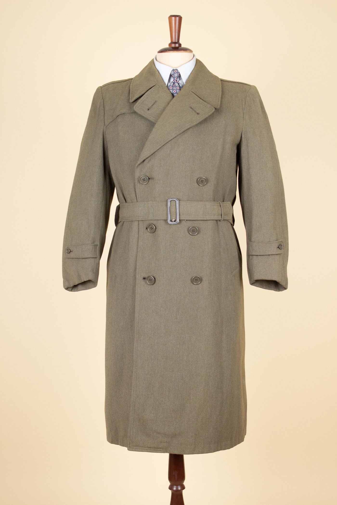 SWEDISH 1930S/1940S LIGHT BROWN TRENCH COAT BY CARLBOMS. SIZE CA EU 44-46