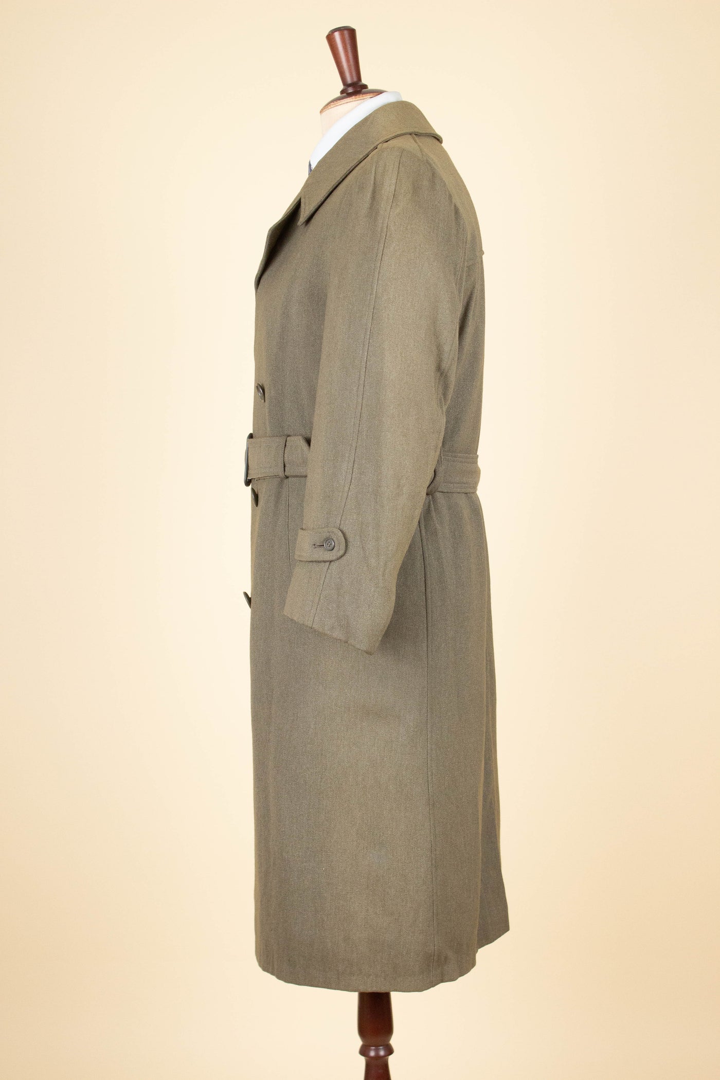 SWEDISH 1930S/1940S LIGHT BROWN TRENCH COAT BY CARLBOMS. SIZE CA EU 44-46