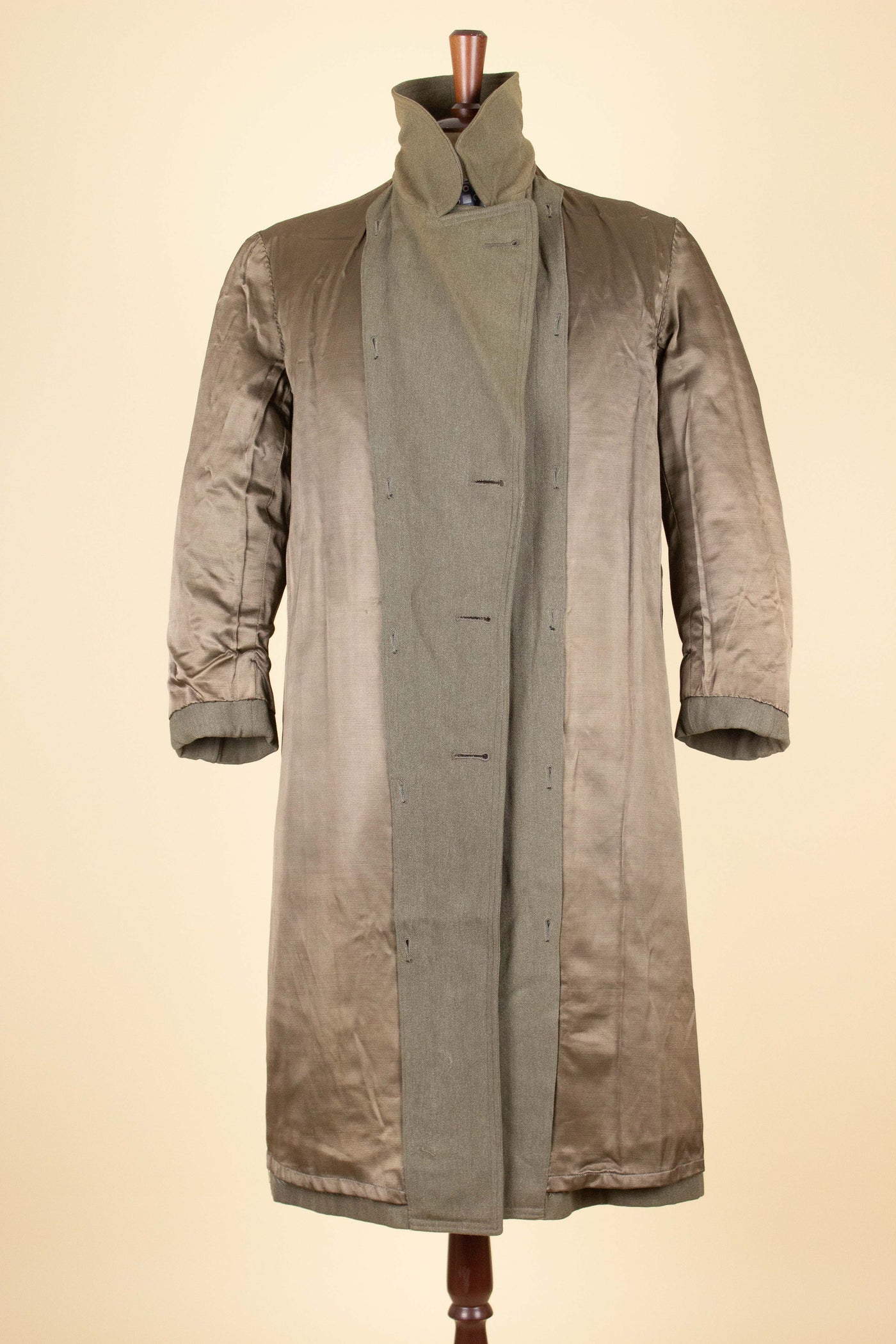 SWEDISH 1930S/1940S LIGHT BROWN TRENCH COAT BY CARLBOMS. SIZE CA EU 44-46