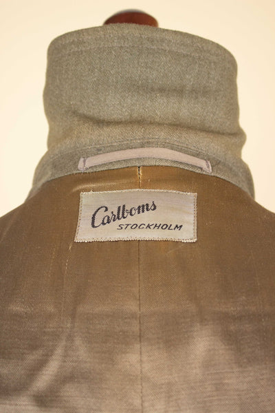 SWEDISH 1930S/1940S LIGHT BROWN TRENCH COAT BY CARLBOMS. SIZE CA EU 44-46