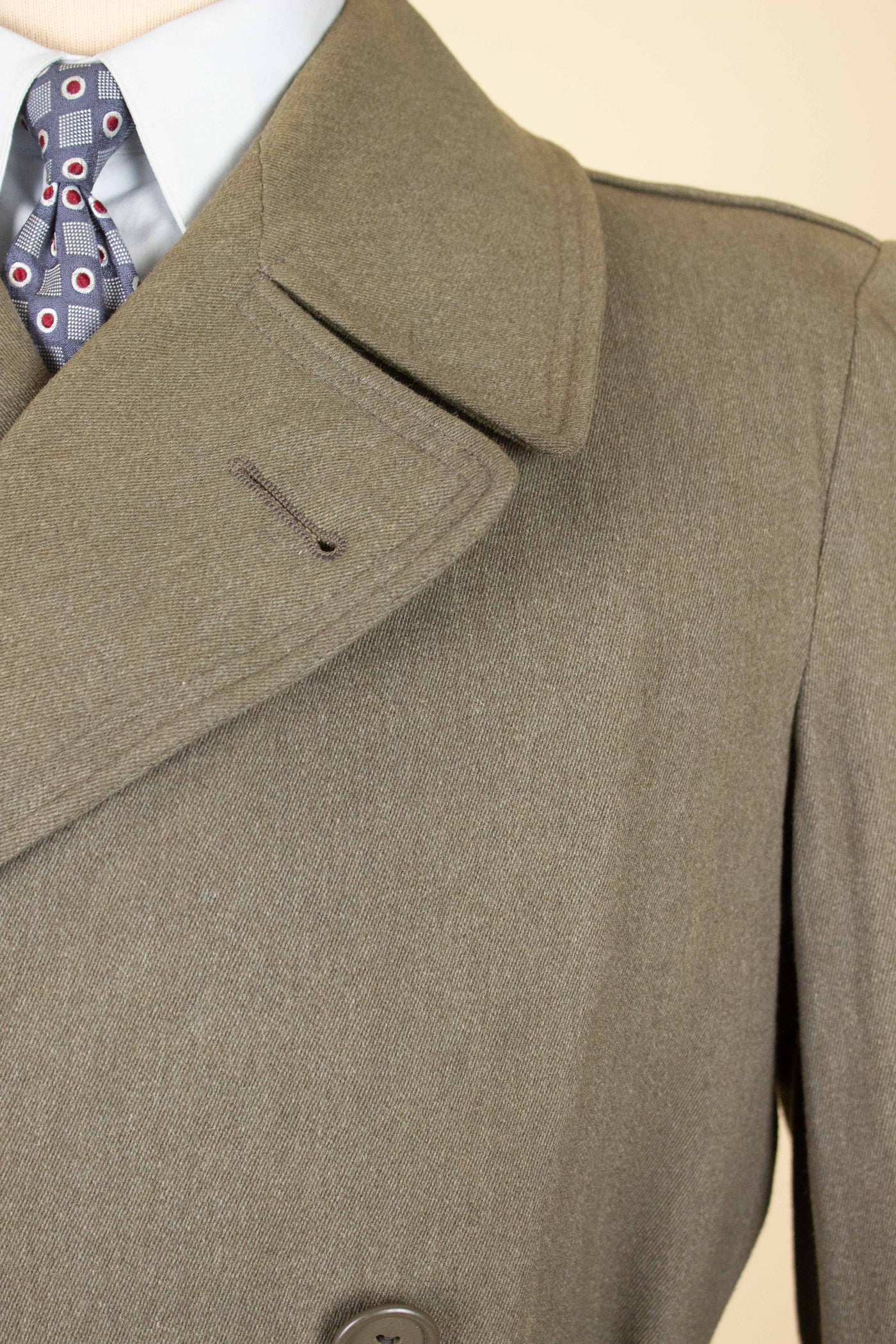 SWEDISH 1930S/1940S LIGHT BROWN TRENCH COAT BY CARLBOMS. SIZE CA EU 44-46