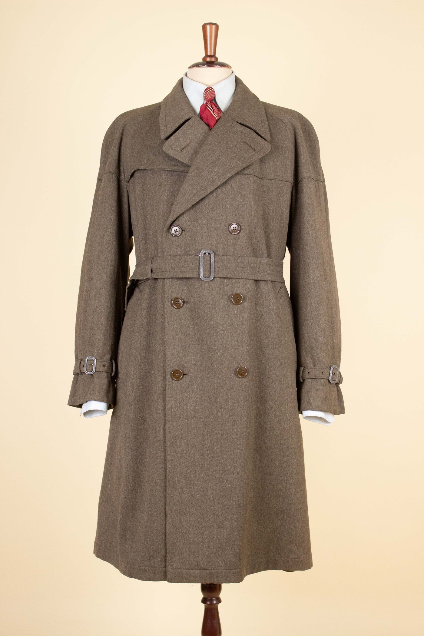 SWEDISH 1930S/1940S LIGHT BROWN RAGLAN TRENCH COAT BY TIGER. SIZE CA EU 54