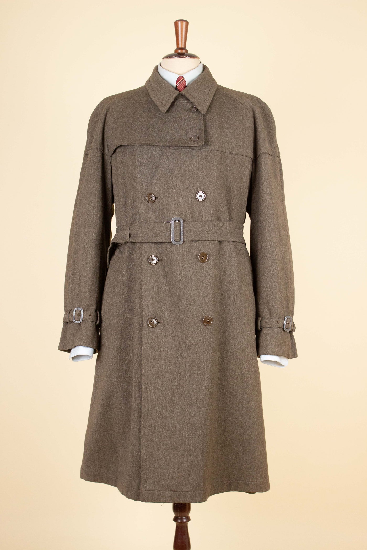 SWEDISH 1930S/1940S LIGHT BROWN RAGLAN TRENCH COAT BY TIGER. SIZE CA EU 54