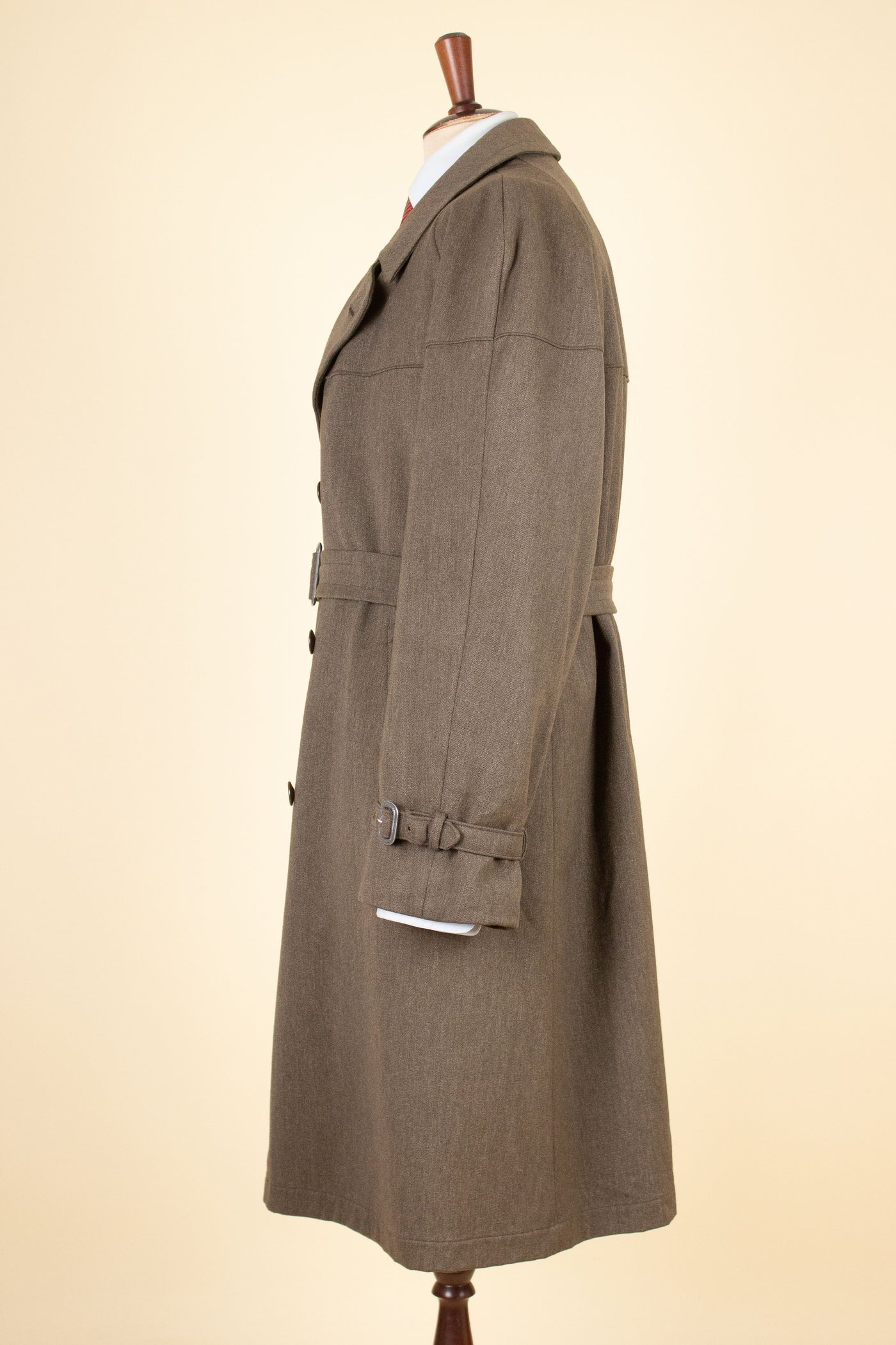 SWEDISH 1930S/1940S LIGHT BROWN RAGLAN TRENCH COAT BY TIGER. SIZE CA EU 54