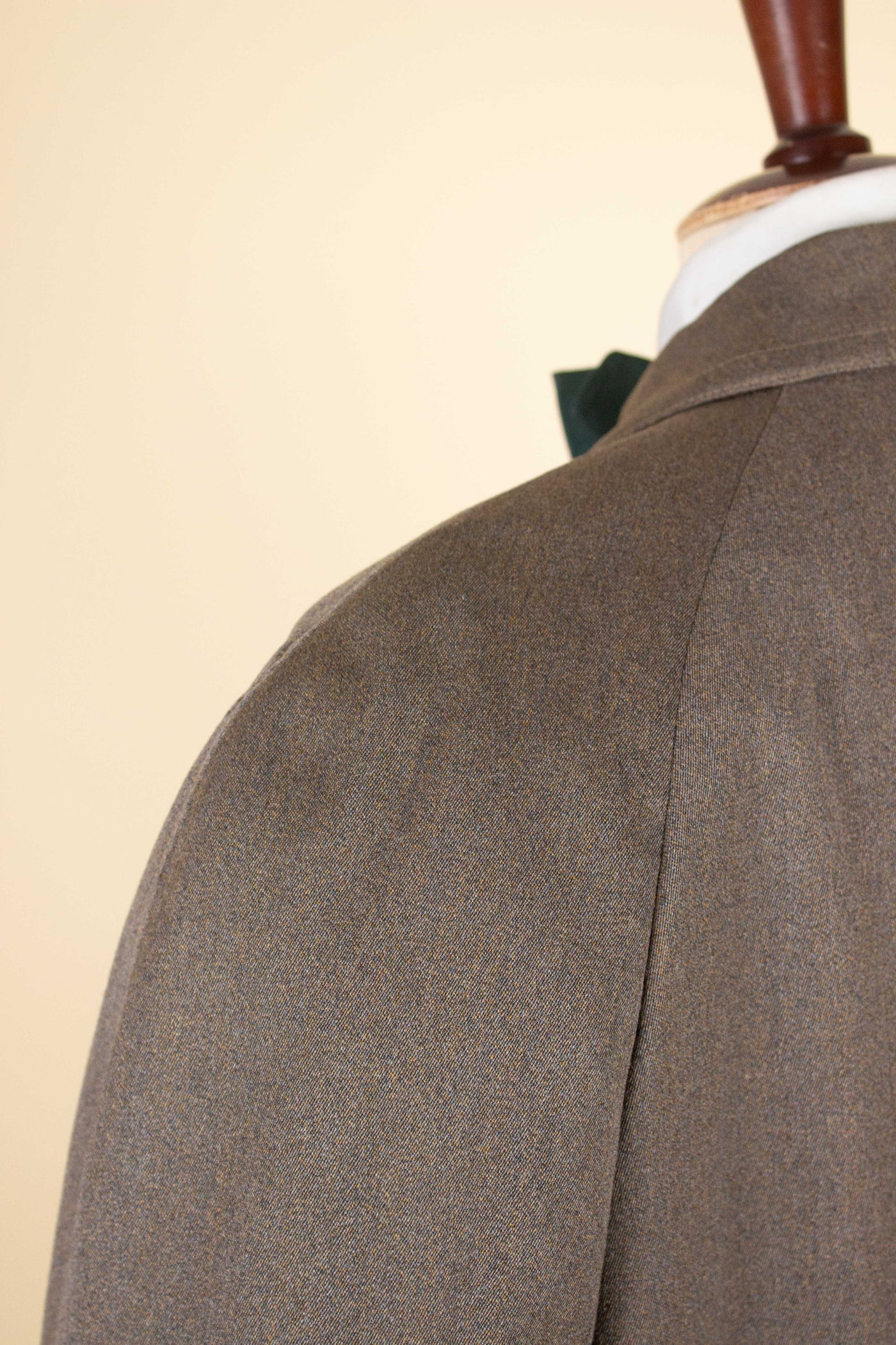 SWEDISH 1940S MEDIUM BROWN SINGLE BREASTED LIGHTWEIGHT RAGLAN COAT BY STRÖMS. SIZE CA EU 52