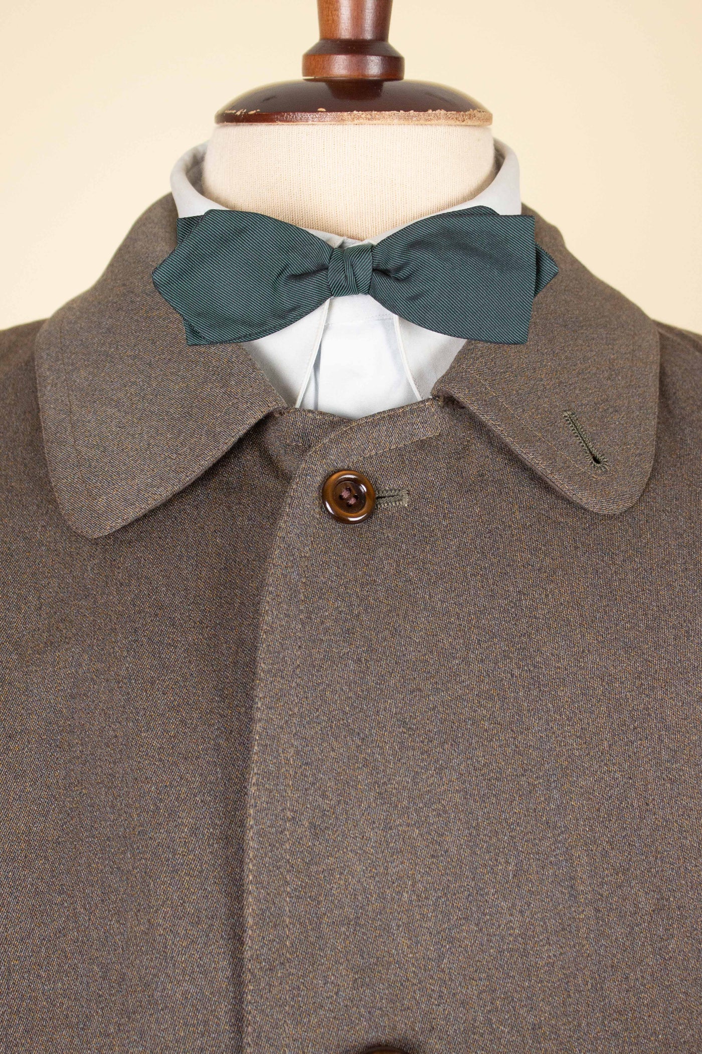 SWEDISH 1940S MEDIUM BROWN SINGLE BREASTED LIGHTWEIGHT RAGLAN COAT BY STRÖMS. SIZE CA EU 52