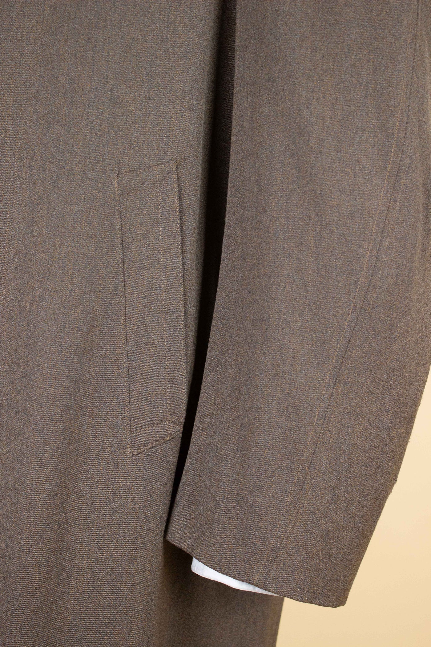 SWEDISH 1940S MEDIUM BROWN SINGLE BREASTED LIGHTWEIGHT RAGLAN COAT BY STRÖMS. SIZE CA EU 52