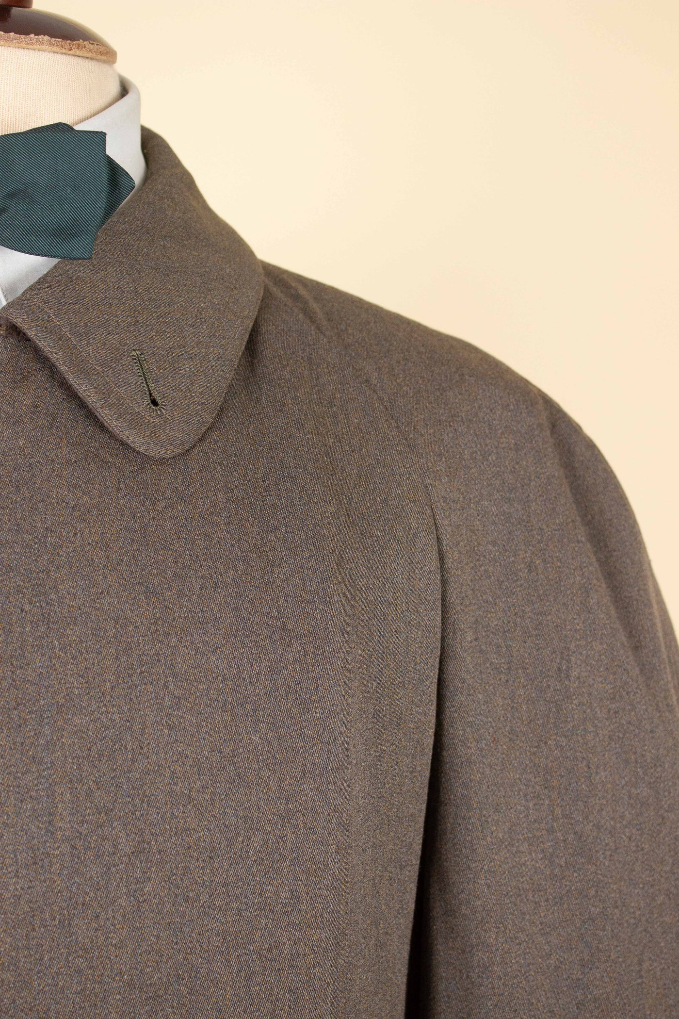SWEDISH 1940S MEDIUM BROWN SINGLE BREASTED LIGHTWEIGHT RAGLAN COAT BY STRÖMS. SIZE CA EU 52