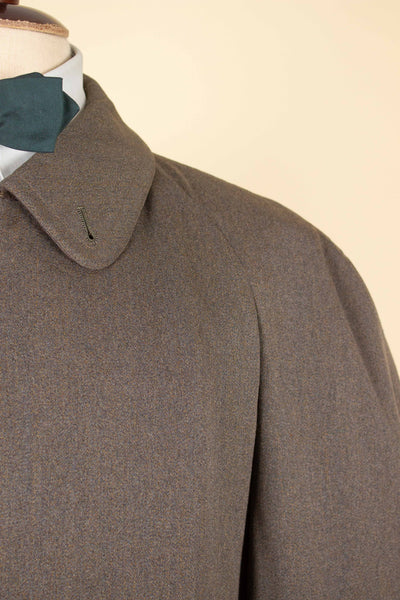SWEDISH 1940S MEDIUM BROWN SINGLE BREASTED LIGHTWEIGHT RAGLAN COAT BY STRÖMS. SIZE CA EU 52