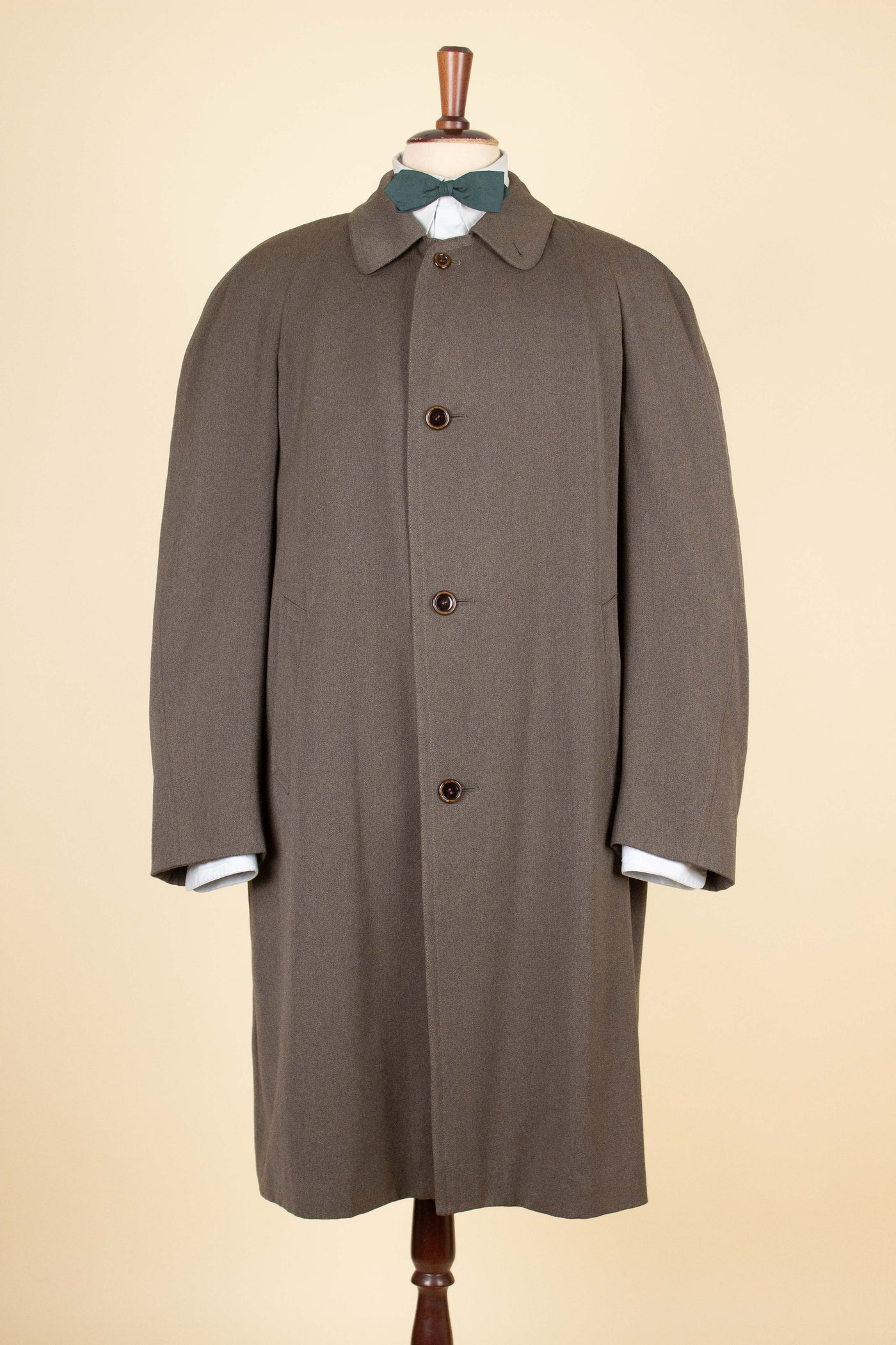 SWEDISH 1940S MEDIUM BROWN SINGLE BREASTED LIGHTWEIGHT RAGLAN COAT BY STRÖMS. SIZE CA EU 52