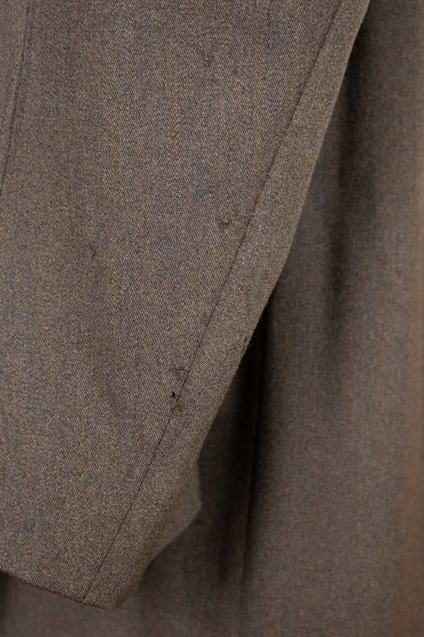 SWEDISH 1940S MEDIUM BROWN SINGLE BREASTED LIGHTWEIGHT RAGLAN COAT BY STRÖMS. SIZE CA EU 52