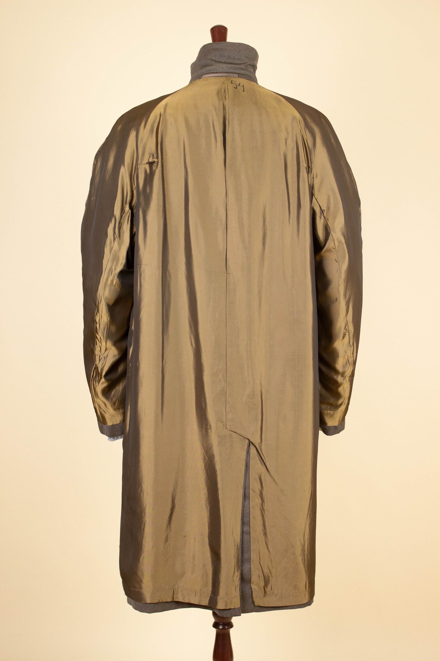 SWEDISH 1940S MEDIUM BROWN SINGLE BREASTED LIGHTWEIGHT RAGLAN COAT BY STRÖMS. SIZE CA EU 52