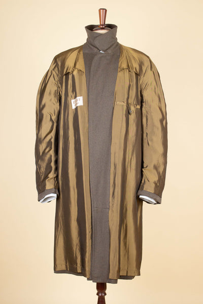SWEDISH 1940S MEDIUM BROWN SINGLE BREASTED LIGHTWEIGHT RAGLAN COAT BY STRÖMS. SIZE CA EU 52