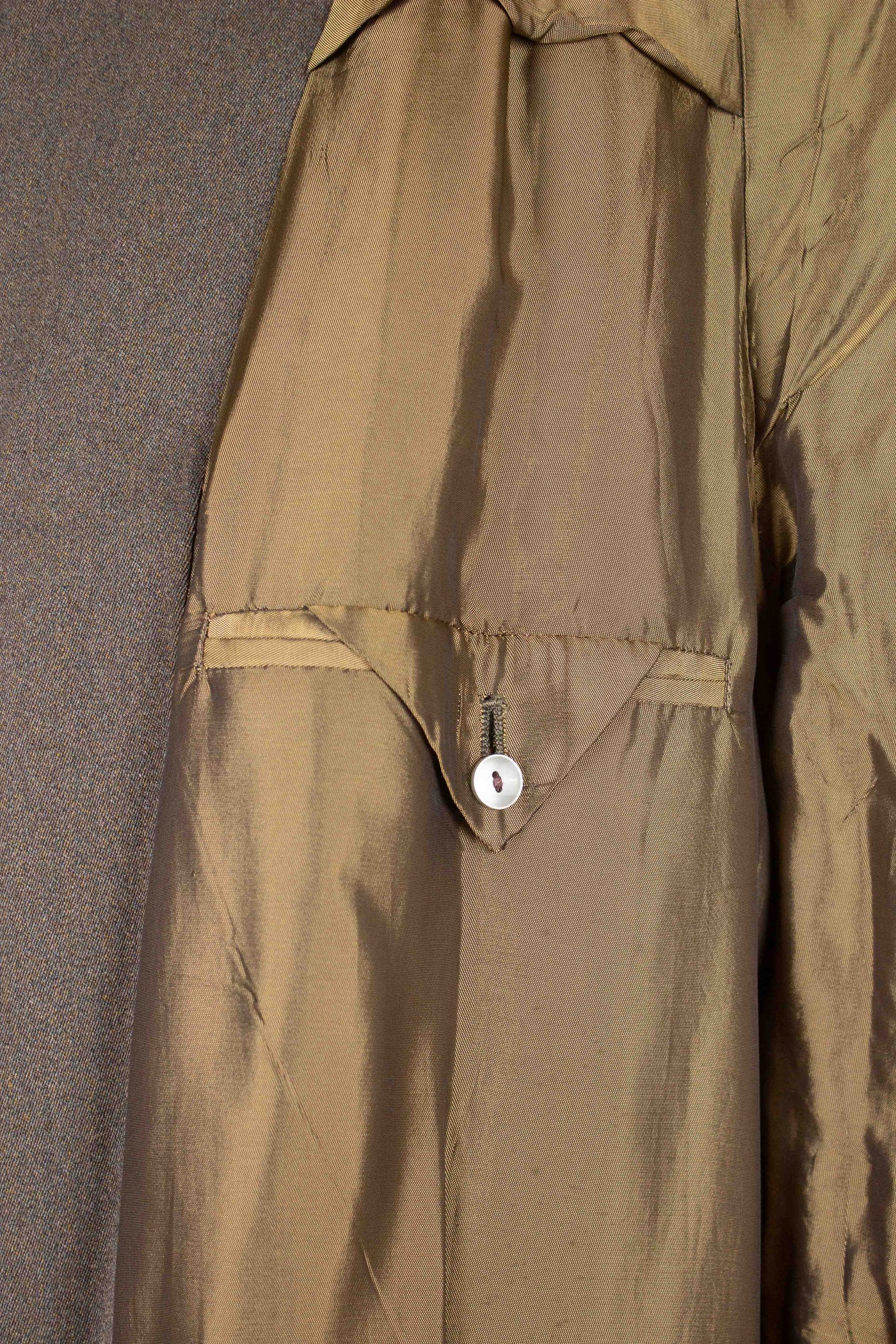 SWEDISH 1940S MEDIUM BROWN SINGLE BREASTED LIGHTWEIGHT RAGLAN COAT BY STRÖMS. SIZE CA EU 52