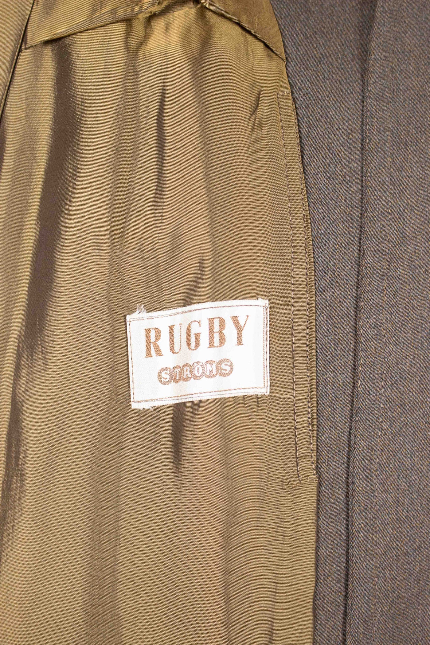 SWEDISH 1940S MEDIUM BROWN SINGLE BREASTED LIGHTWEIGHT RAGLAN COAT BY STRÖMS. SIZE CA EU 52