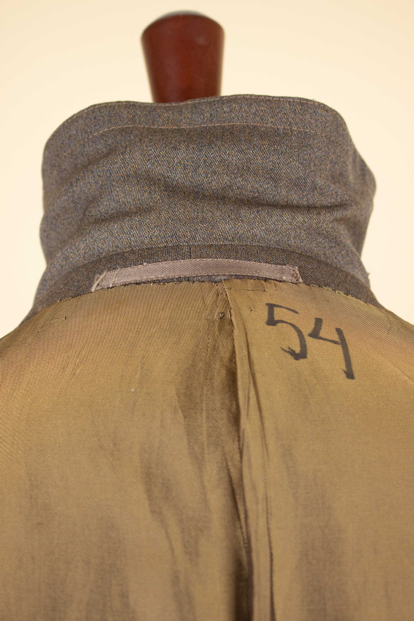 SWEDISH 1940S MEDIUM BROWN SINGLE BREASTED LIGHTWEIGHT RAGLAN COAT BY STRÖMS. SIZE CA EU 52