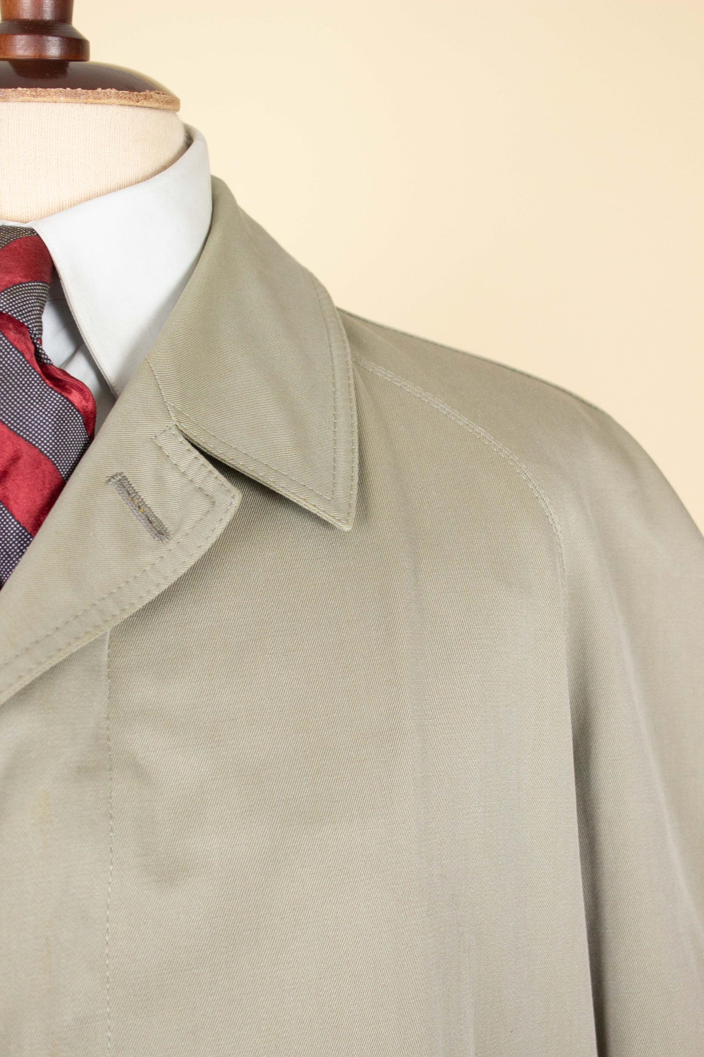 SWEDISH 1950S GREEN-BEIGE SINGLE BREASTED LIGHTWEIGHT RAGLAN OVERCOAT BY MELKA. SIZE CA EU 50