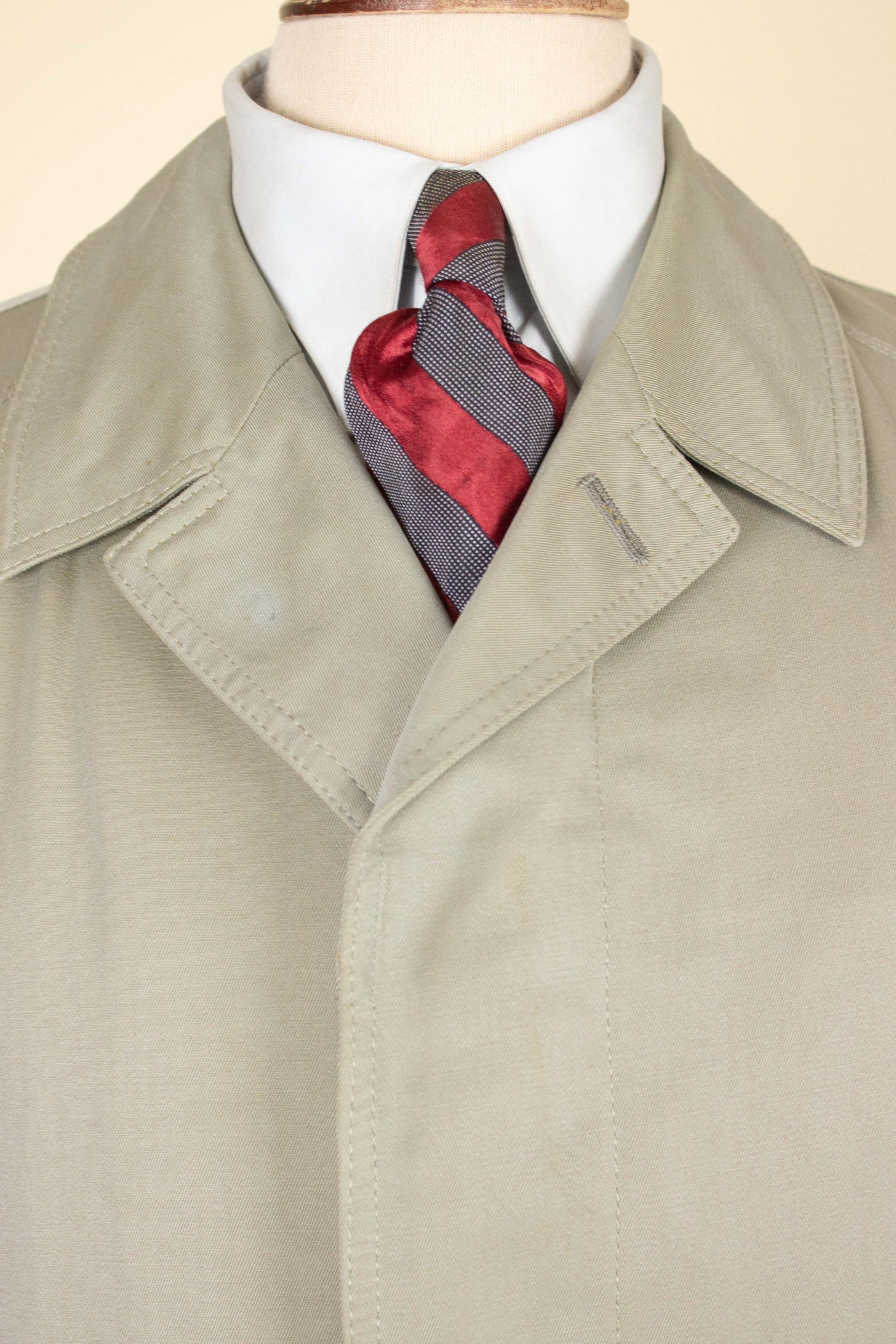SWEDISH 1950S GREEN-BEIGE SINGLE BREASTED LIGHTWEIGHT RAGLAN OVERCOAT BY MELKA. SIZE CA EU 50