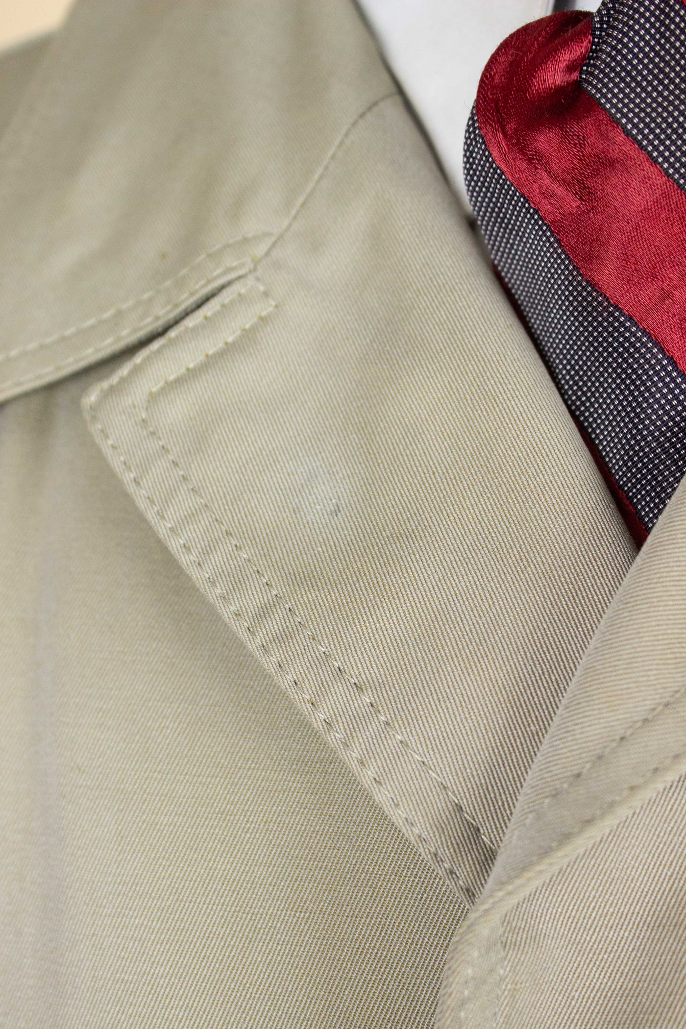 SWEDISH 1950S GREEN-BEIGE SINGLE BREASTED LIGHTWEIGHT RAGLAN OVERCOAT BY MELKA. SIZE CA EU 50