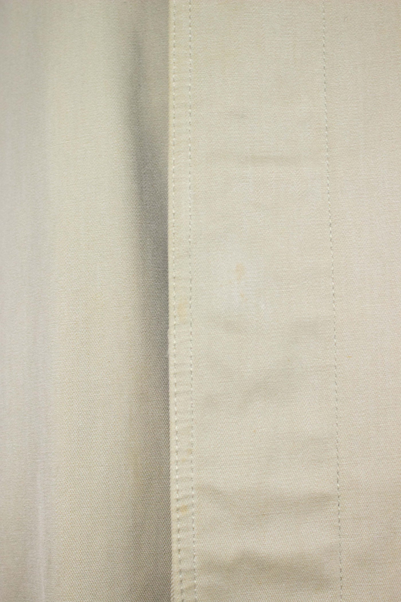 SWEDISH 1950S GREEN-BEIGE SINGLE BREASTED LIGHTWEIGHT RAGLAN OVERCOAT BY MELKA. SIZE CA EU 50