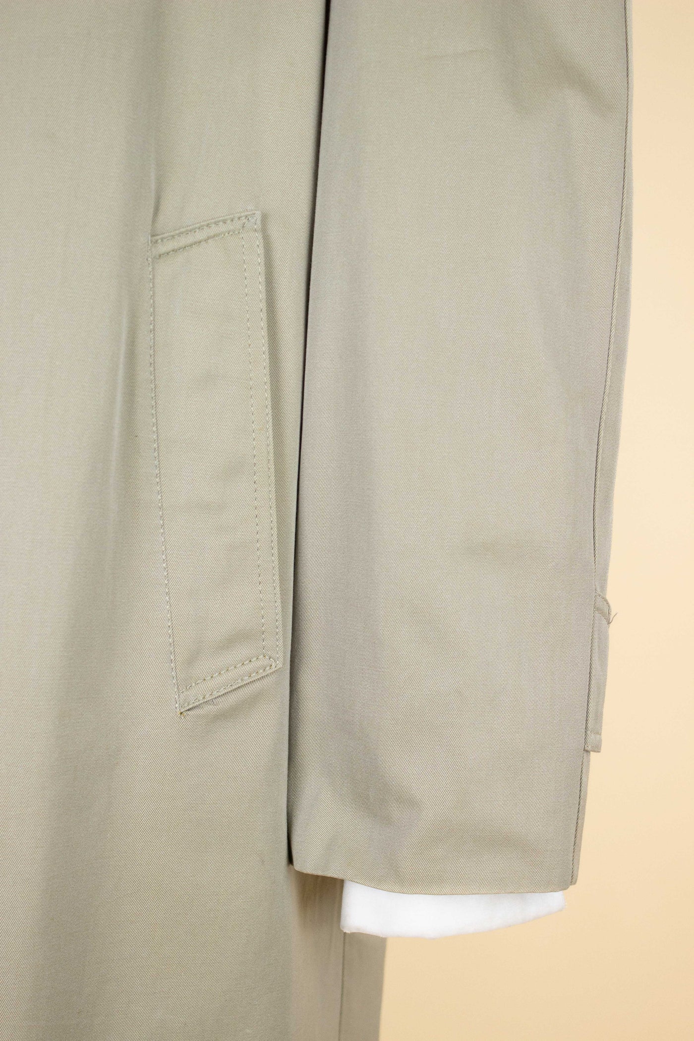 SWEDISH 1950S GREEN-BEIGE SINGLE BREASTED LIGHTWEIGHT RAGLAN OVERCOAT BY MELKA. SIZE CA EU 50