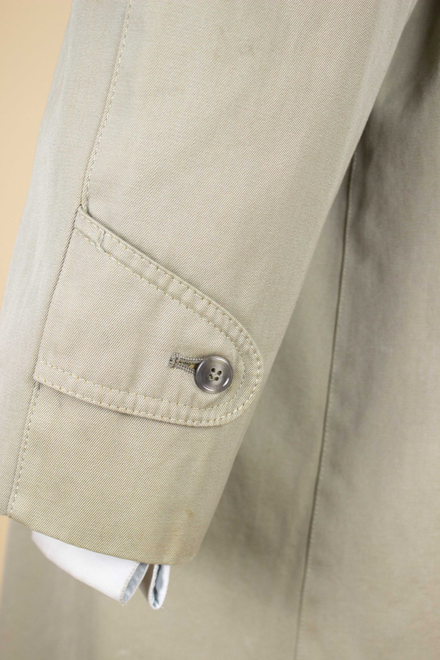 SWEDISH 1950S GREEN-BEIGE SINGLE BREASTED LIGHTWEIGHT RAGLAN OVERCOAT BY MELKA. SIZE CA EU 50