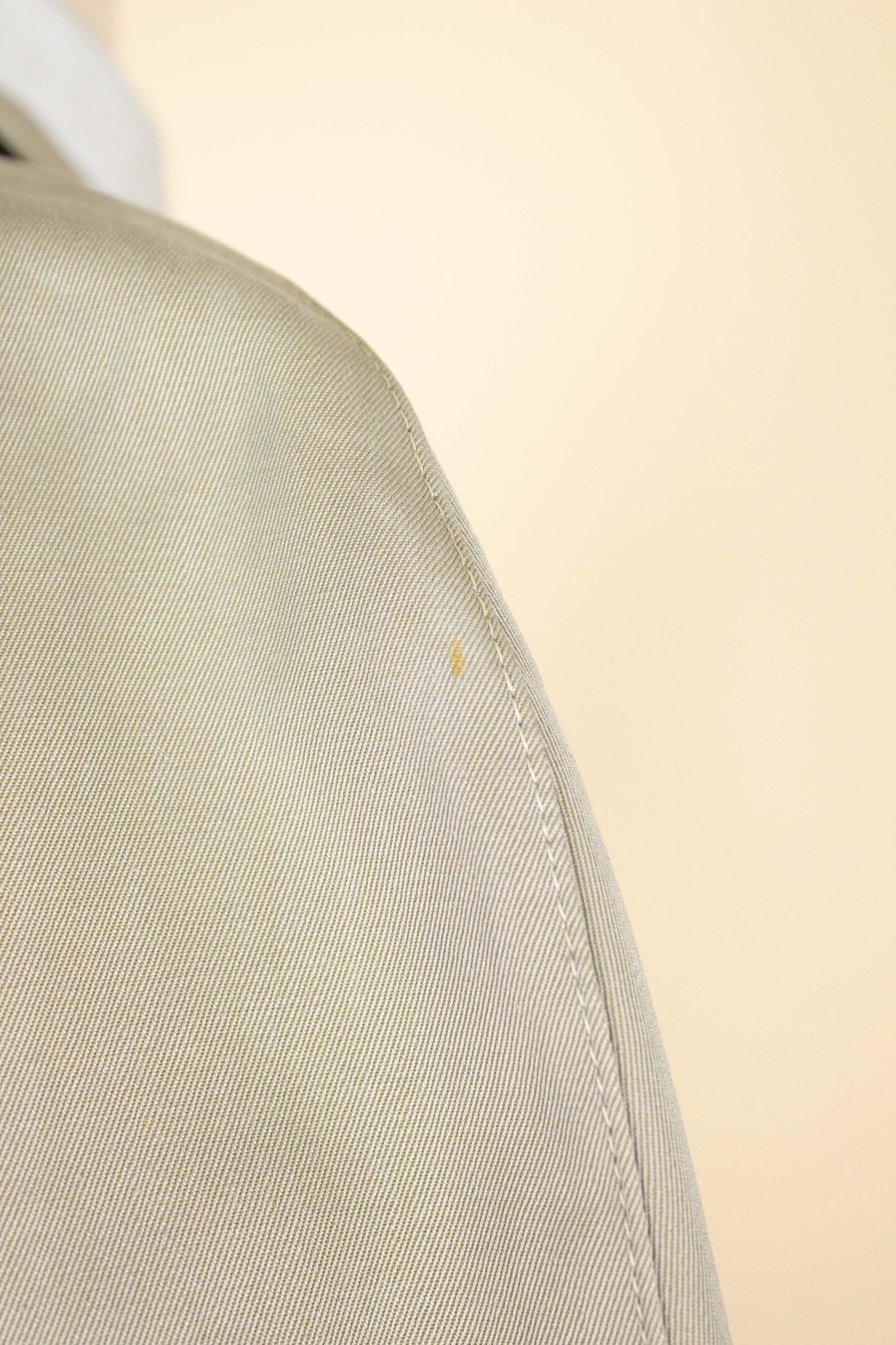 SWEDISH 1950S GREEN-BEIGE SINGLE BREASTED LIGHTWEIGHT RAGLAN OVERCOAT BY MELKA. SIZE CA EU 50