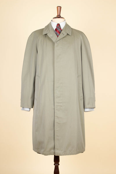 SWEDISH 1950S GREEN-BEIGE SINGLE BREASTED LIGHTWEIGHT RAGLAN OVERCOAT BY MELKA. SIZE CA EU 50