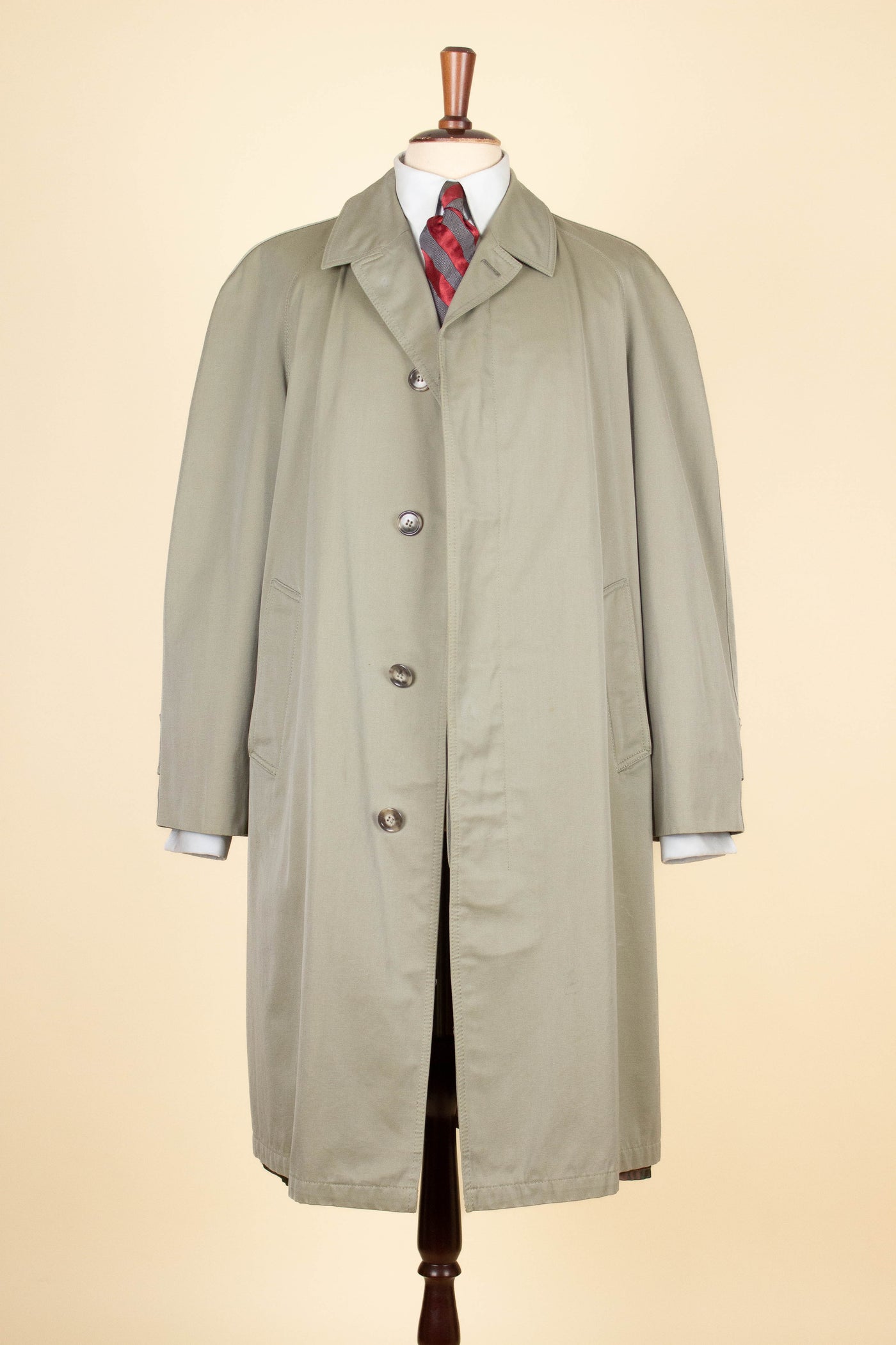 SWEDISH 1950S GREEN-BEIGE SINGLE BREASTED LIGHTWEIGHT RAGLAN OVERCOAT BY MELKA. SIZE CA EU 50