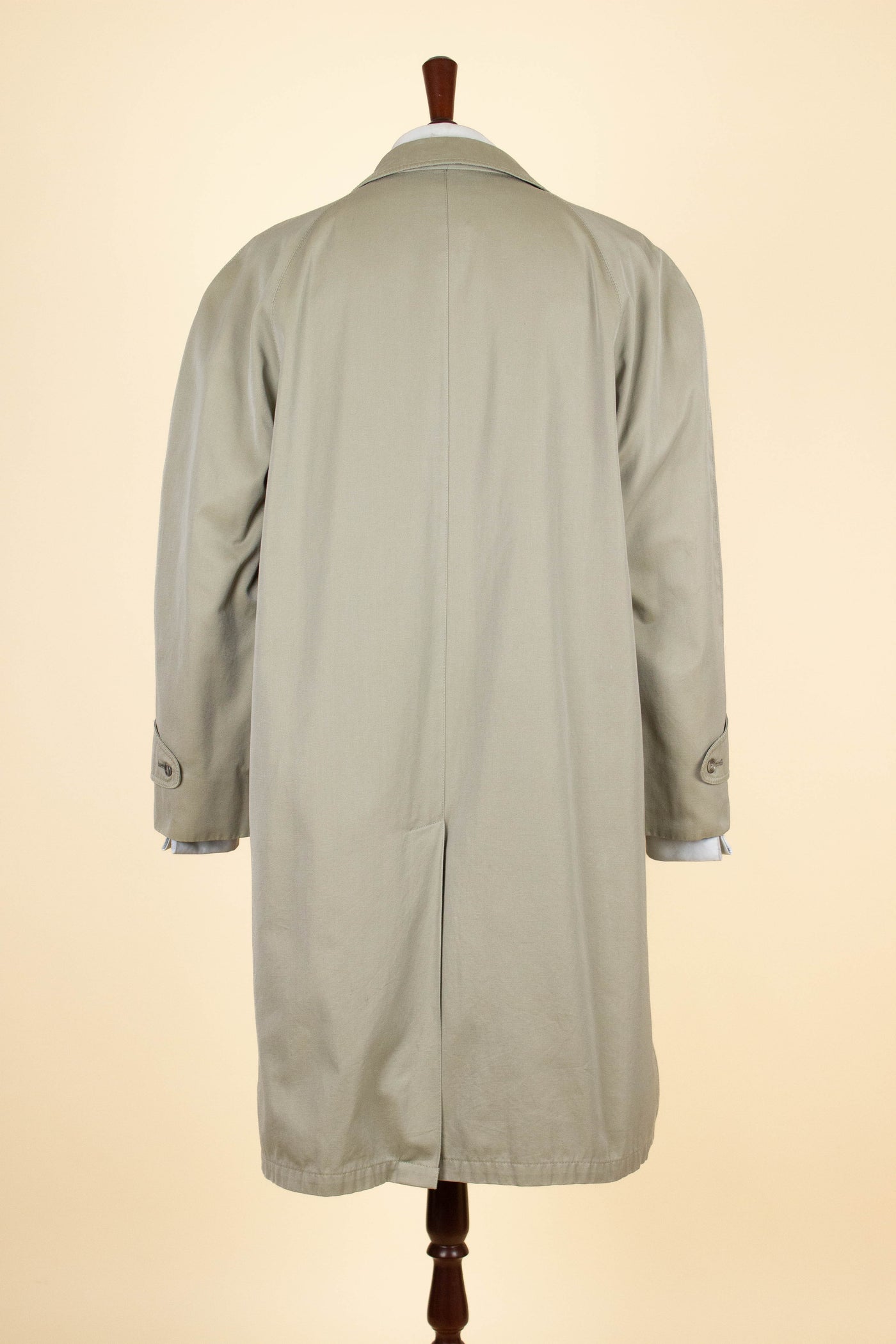 SWEDISH 1950S GREEN-BEIGE SINGLE BREASTED LIGHTWEIGHT RAGLAN OVERCOAT BY MELKA. SIZE CA EU 50