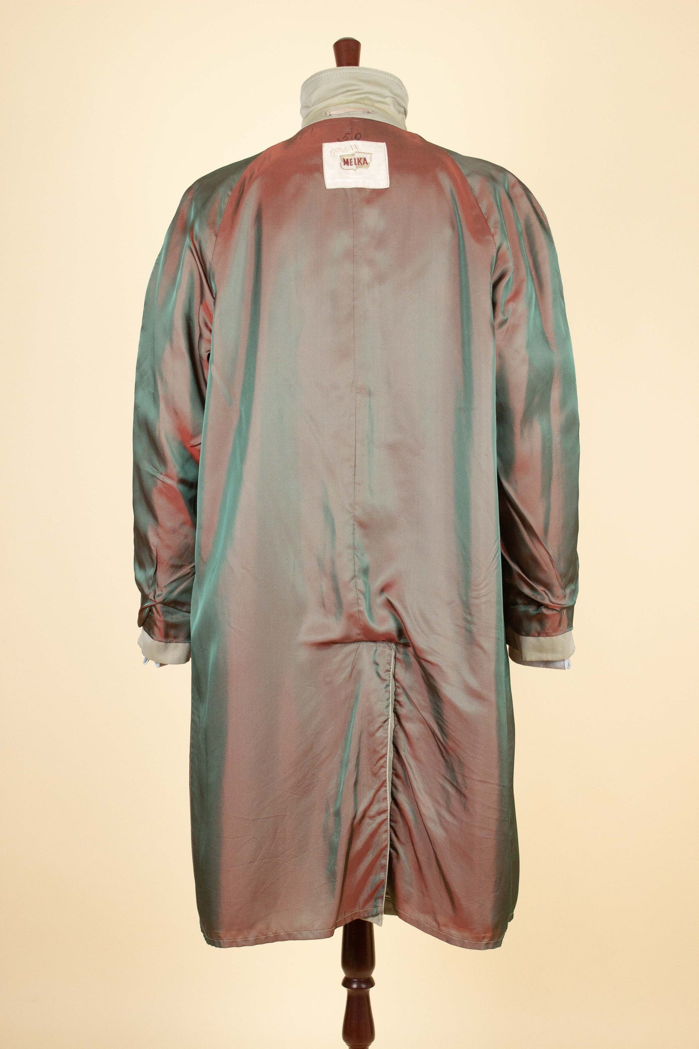 SWEDISH 1950S GREEN-BEIGE SINGLE BREASTED LIGHTWEIGHT RAGLAN OVERCOAT BY MELKA. SIZE CA EU 50