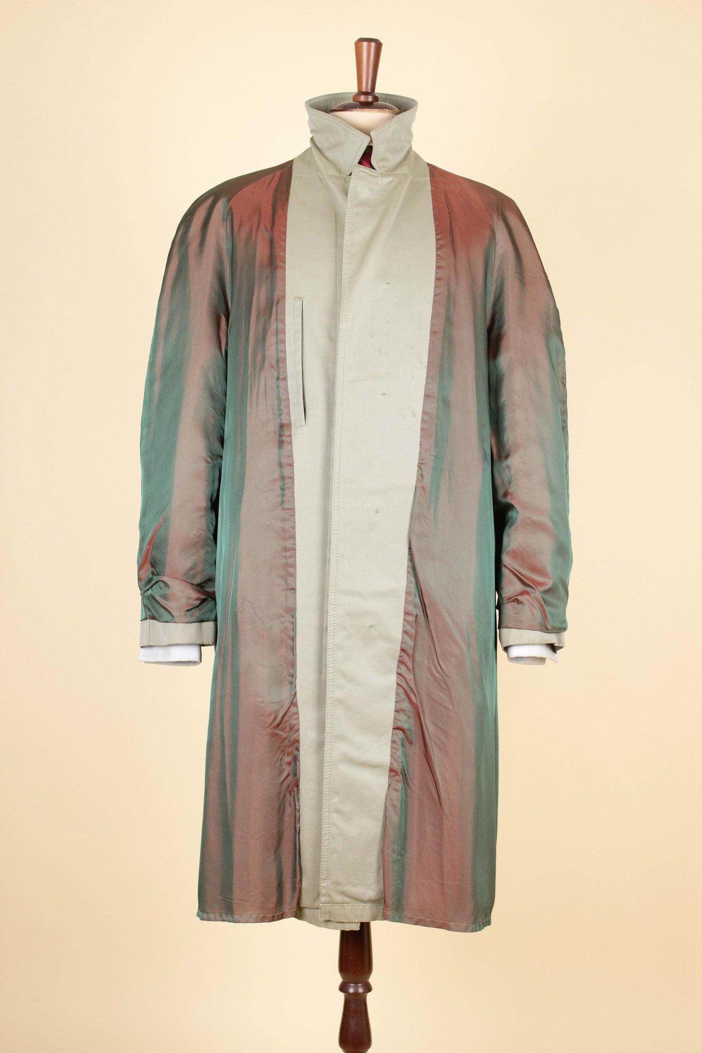 SWEDISH 1950S GREEN-BEIGE SINGLE BREASTED LIGHTWEIGHT RAGLAN OVERCOAT BY MELKA. SIZE CA EU 50