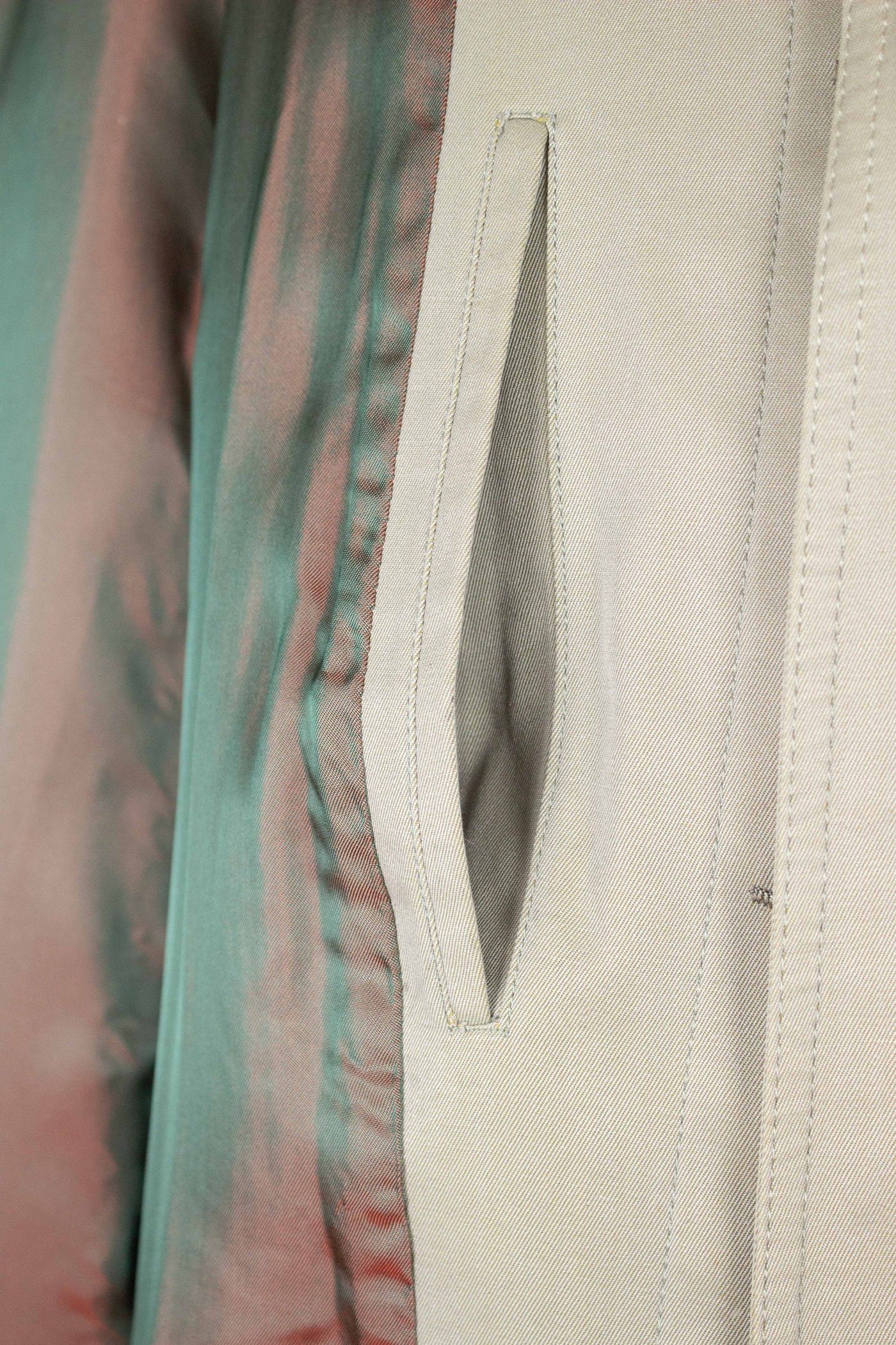 SWEDISH 1950S GREEN-BEIGE SINGLE BREASTED LIGHTWEIGHT RAGLAN OVERCOAT BY MELKA. SIZE CA EU 50