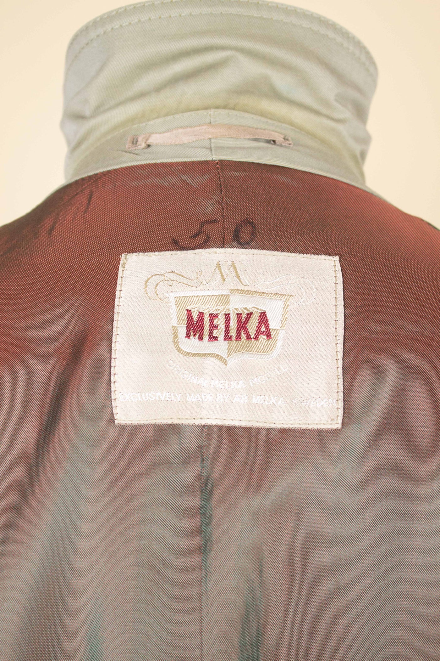 SWEDISH 1950S GREEN-BEIGE SINGLE BREASTED LIGHTWEIGHT RAGLAN OVERCOAT BY MELKA. SIZE CA EU 50
