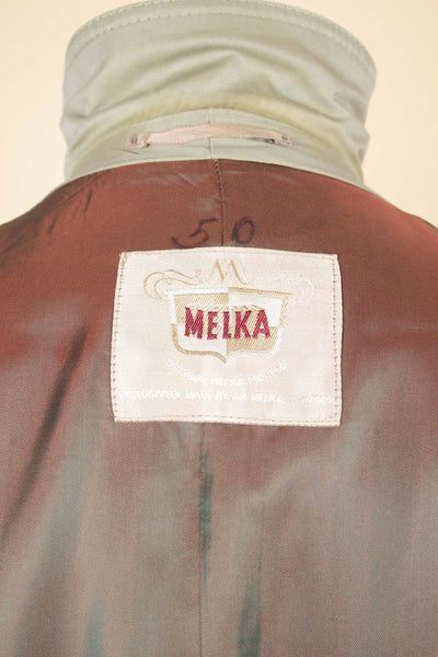 SWEDISH 1950S GREEN-BEIGE SINGLE BREASTED LIGHTWEIGHT RAGLAN OVERCOAT BY MELKA. SIZE CA EU 50