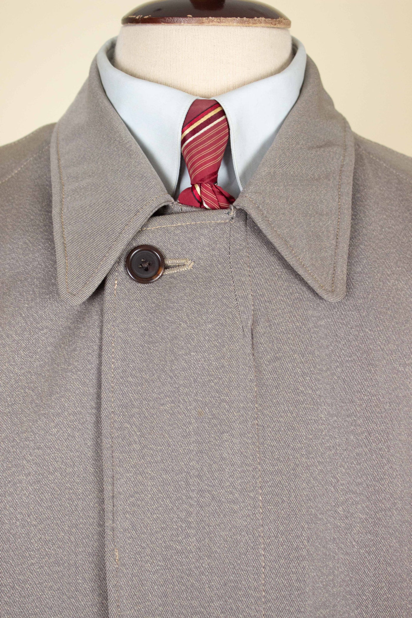 BRITISH 1940S/1950S BROWN-GREY LIGHTWEIGHT RAGLAN COAT. SIZE CA EU 50
