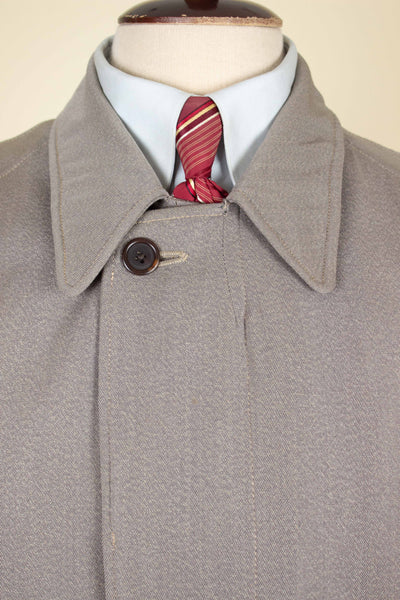 BRITISH 1940S/1950S BROWN-GREY LIGHTWEIGHT RAGLAN COAT. SIZE CA EU 50