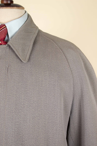 BRITISH 1940S/1950S BROWN-GREY LIGHTWEIGHT RAGLAN COAT. SIZE CA EU 50