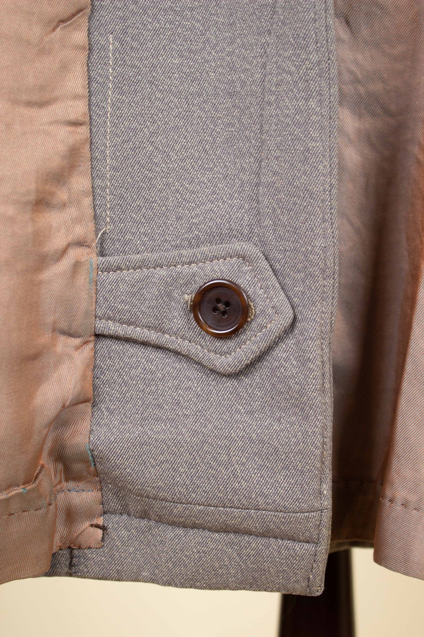 BRITISH 1940S/1950S BROWN-GREY LIGHTWEIGHT RAGLAN COAT. SIZE CA EU 50