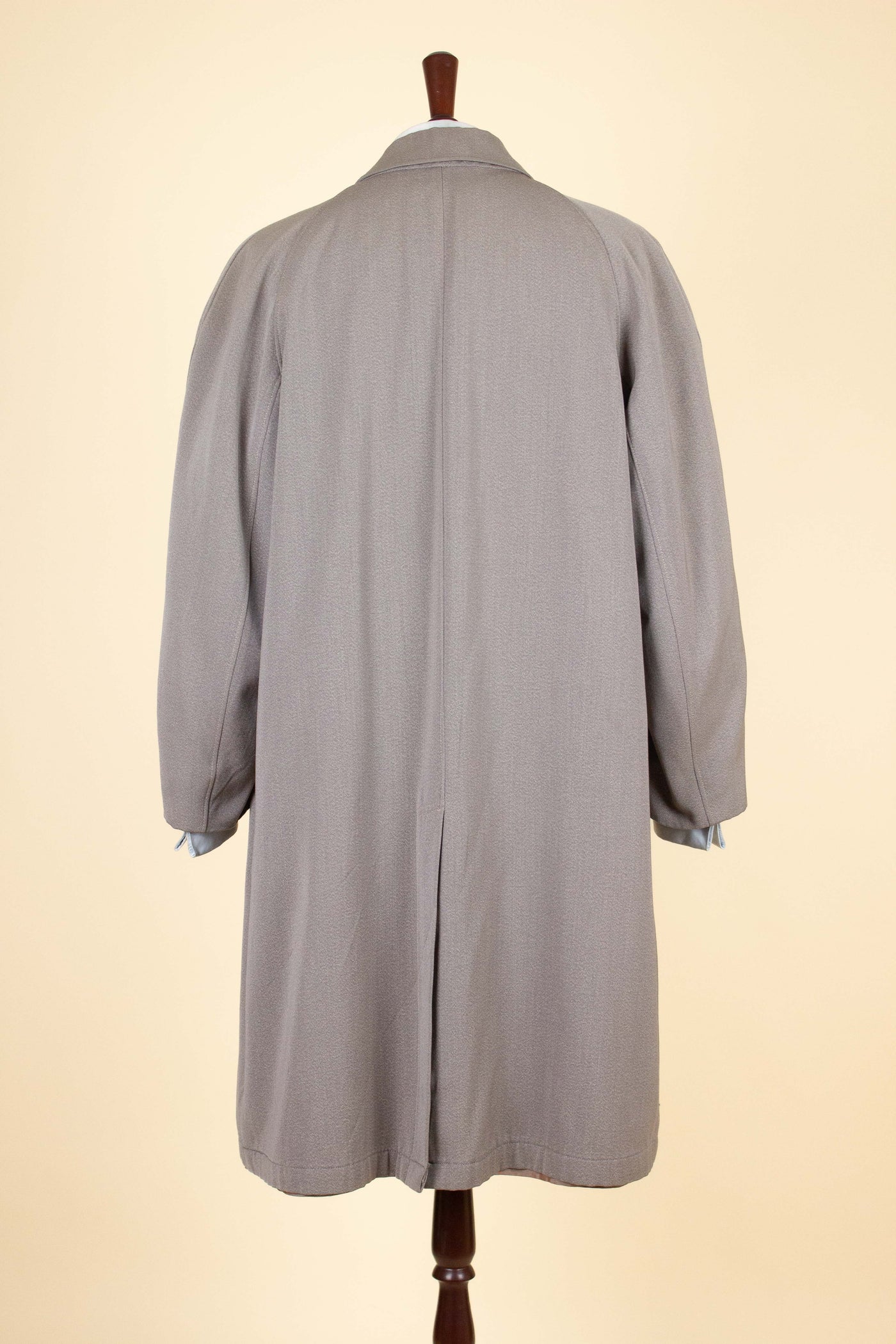 BRITISH 1940S/1950S BROWN-GREY LIGHTWEIGHT RAGLAN COAT. SIZE CA EU 50