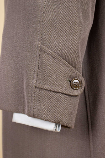 SWEDISH 1930S BROWN-GREY LIGHTWEIGHT SINGLE BREASTED RAGLAN COAT BY RÖDA PANTERN. SIZE CA EU 50