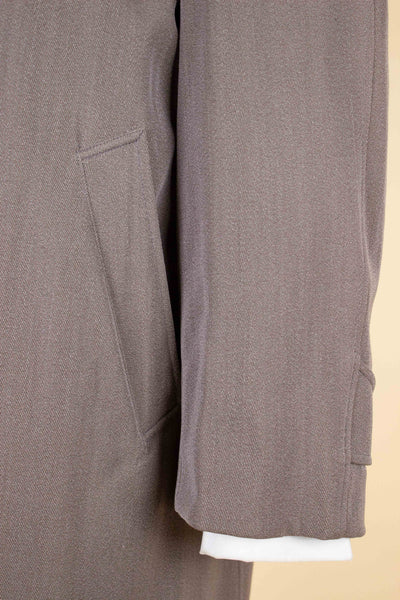 SWEDISH 1930S BROWN-GREY LIGHTWEIGHT SINGLE BREASTED RAGLAN COAT BY RÖDA PANTERN. SIZE CA EU 50
