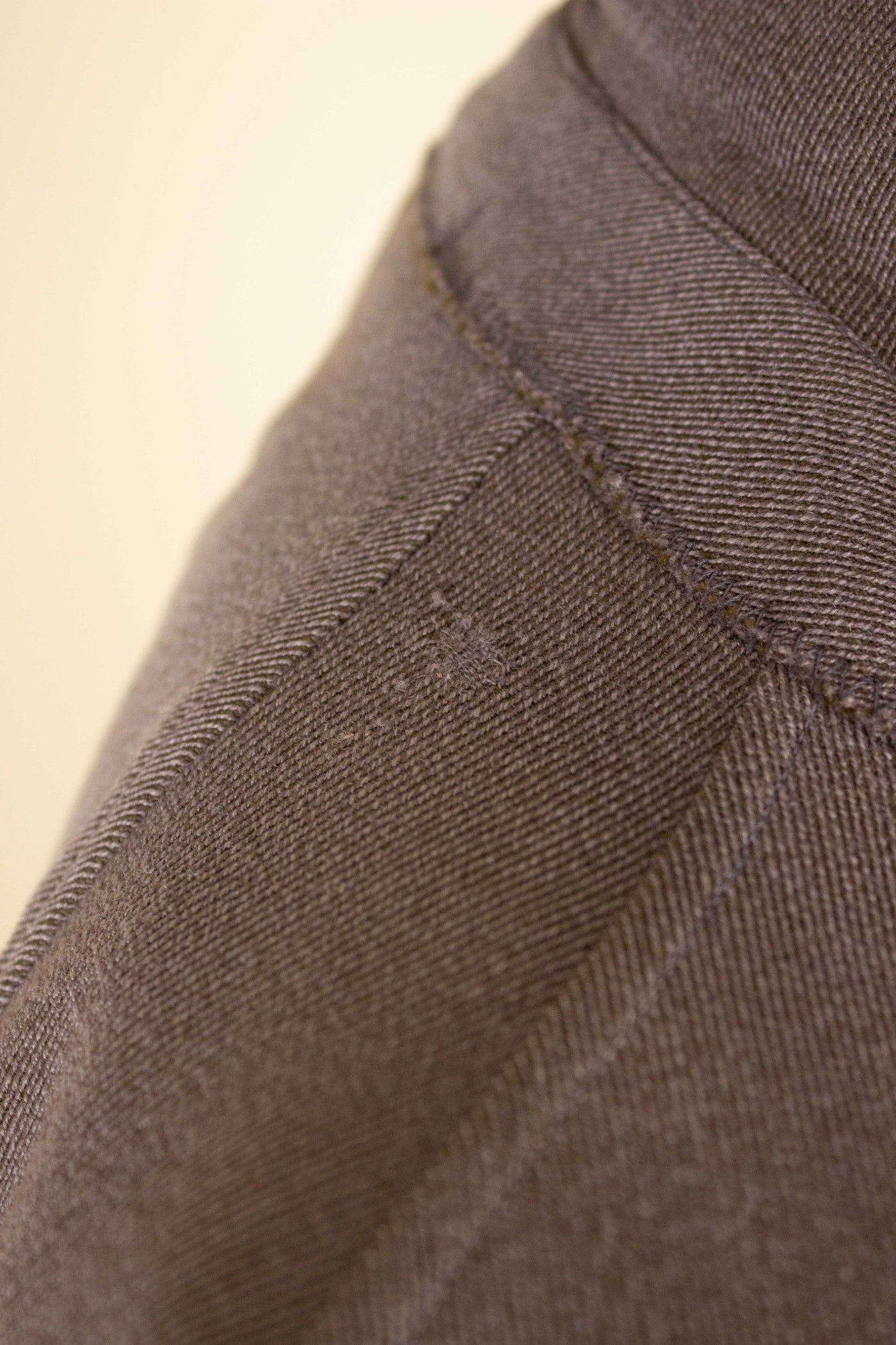 SWEDISH 1930S BROWN-GREY LIGHTWEIGHT SINGLE BREASTED RAGLAN COAT BY RÖDA PANTERN. SIZE CA EU 50