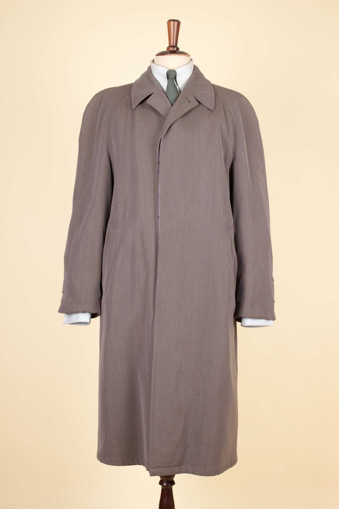 SWEDISH 1930S BROWN-GREY LIGHTWEIGHT SINGLE BREASTED RAGLAN COAT BY RÖDA PANTERN. SIZE CA EU 50