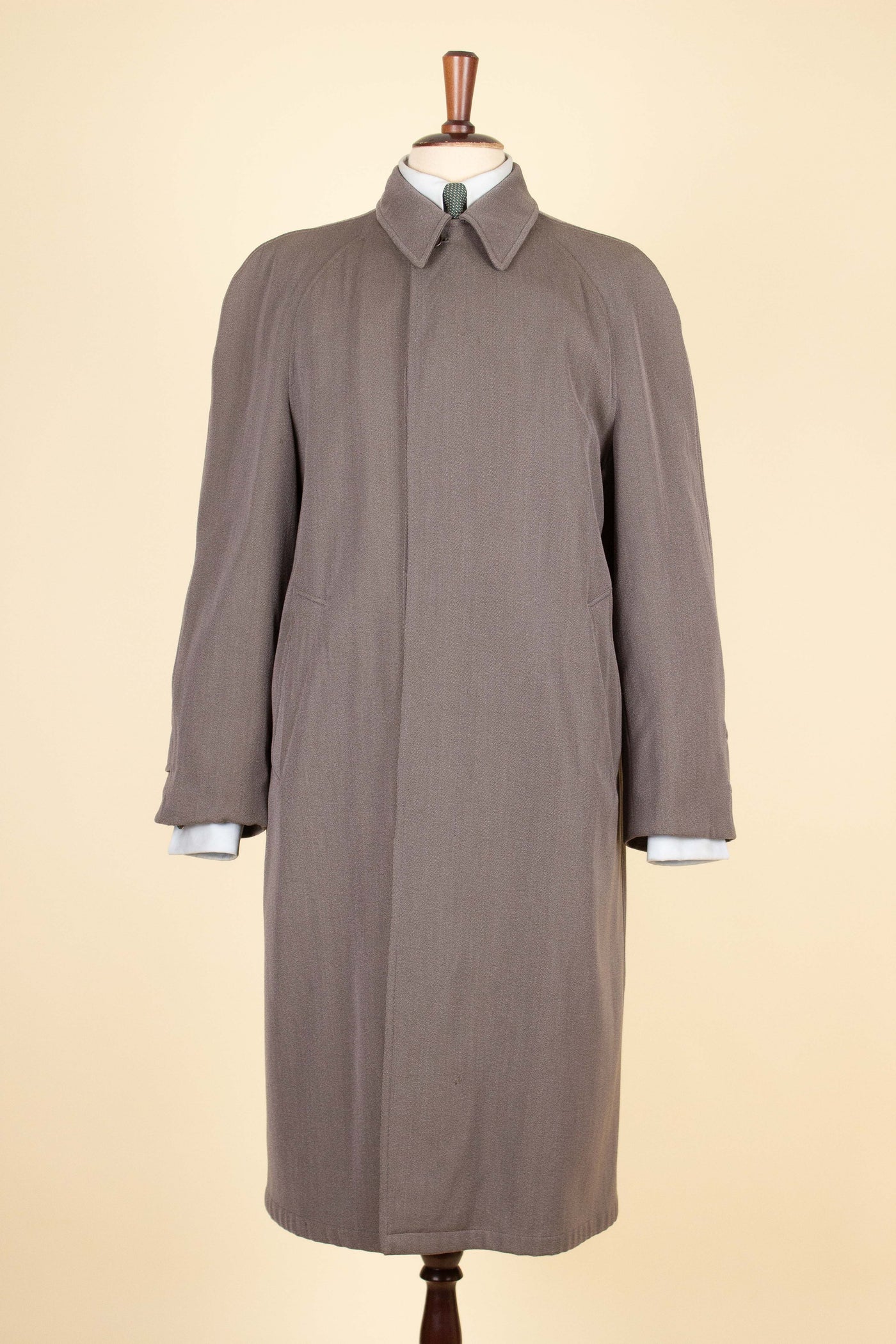 SWEDISH 1930S BROWN-GREY LIGHTWEIGHT SINGLE BREASTED RAGLAN COAT BY RÖDA PANTERN. SIZE CA EU 50