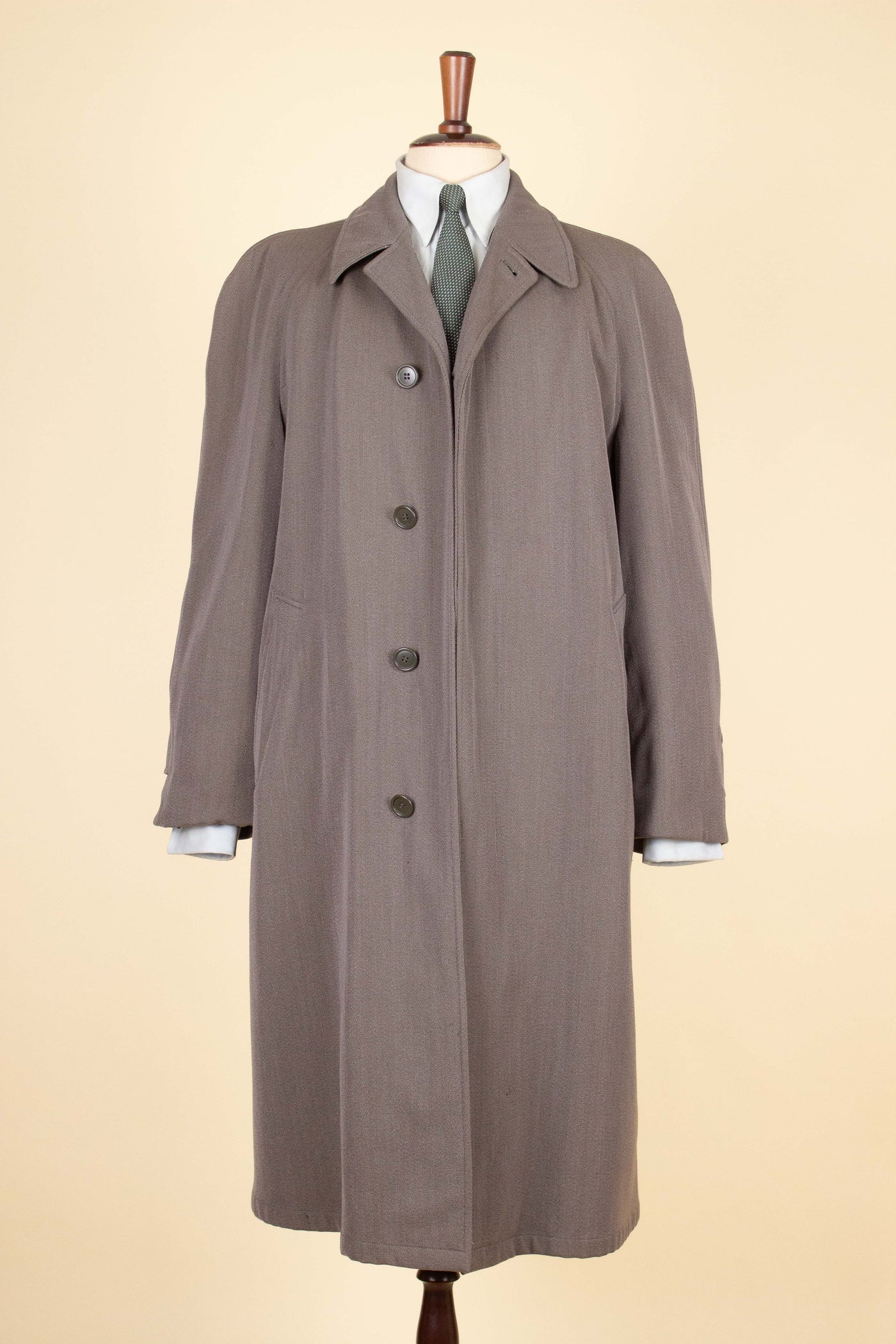 SWEDISH 1930S BROWN-GREY LIGHTWEIGHT SINGLE BREASTED RAGLAN COAT BY RÖDA PANTERN. SIZE CA EU 50