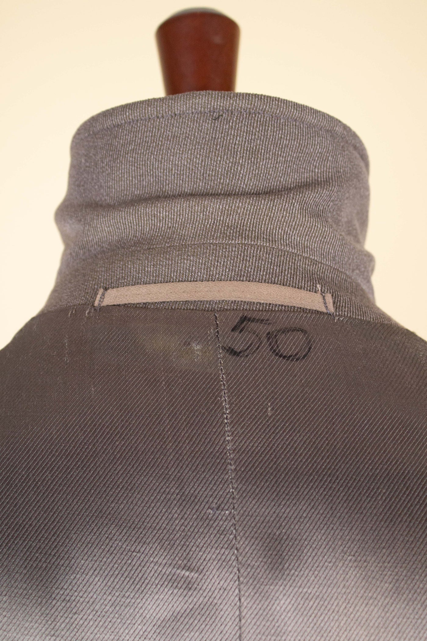 SWEDISH 1930S BROWN-GREY LIGHTWEIGHT SINGLE BREASTED RAGLAN COAT BY RÖDA PANTERN. SIZE CA EU 50