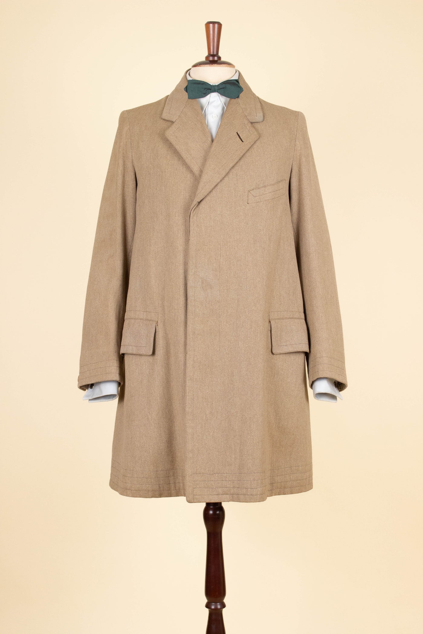 SWEDISH 1910S/1920S LIGHT BROWN LIGHTWEIGHT SINGLE BREASTED OVERCOAT. SIZE CA EU 48