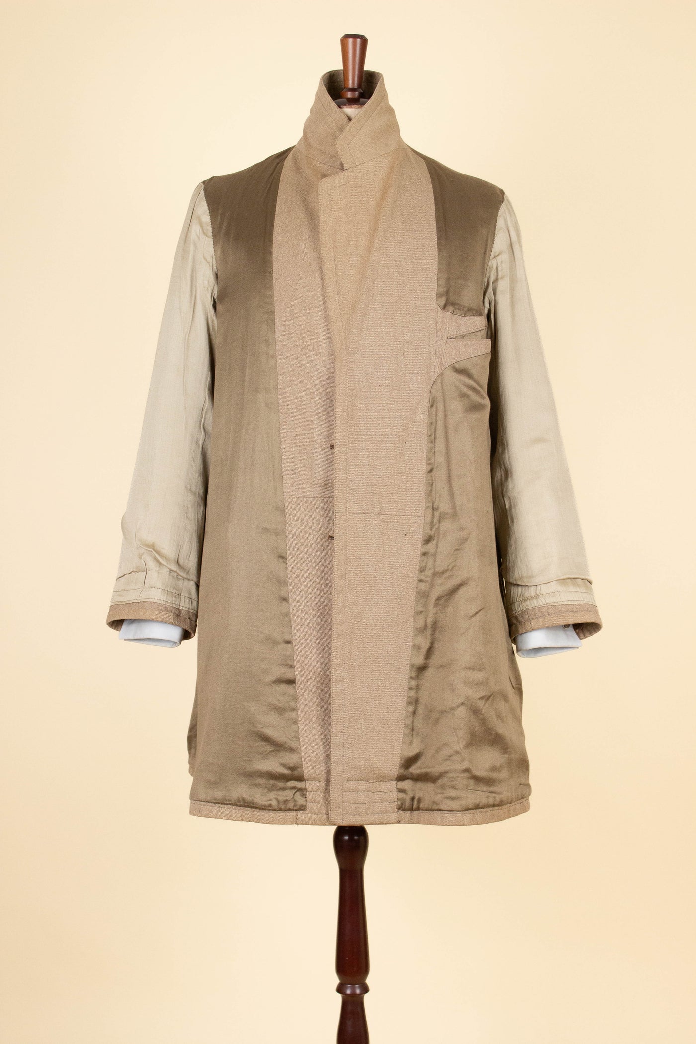 SWEDISH 1910S/1920S LIGHT BROWN LIGHTWEIGHT SINGLE BREASTED OVERCOAT. SIZE CA EU 48