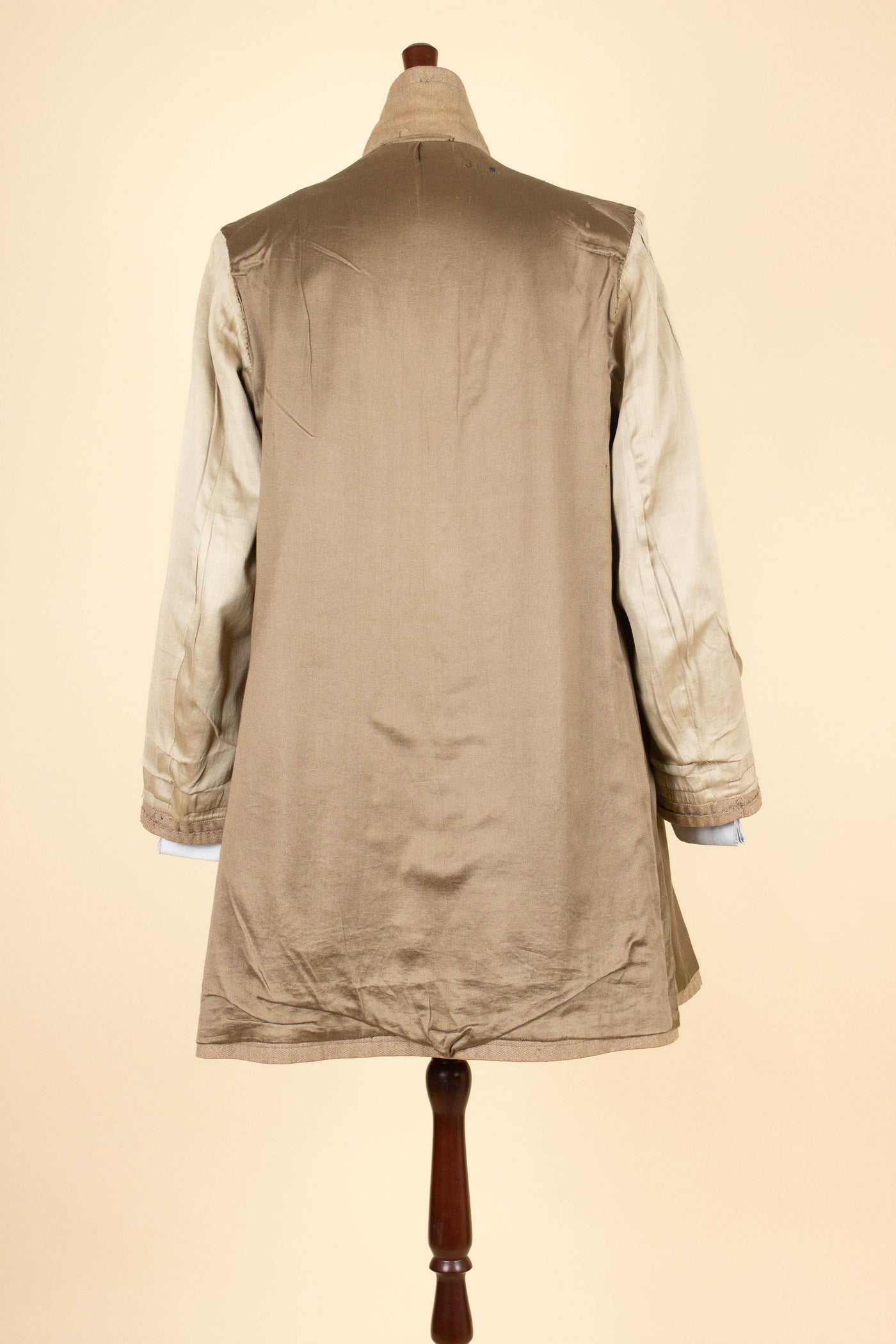 SWEDISH 1910S/1920S LIGHT BROWN LIGHTWEIGHT SINGLE BREASTED OVERCOAT. SIZE CA EU 48